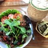 ข้าวเหนียวมาเป็นกระติ๊บขนาดไม่เล็กเหมือนร้านทั่วๆไป
