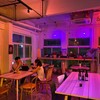 มีที่นั่งให้ทั้ง Indoor และ Outdoor โซนอินดอร์คือสวยสุด สีได้ แสงได้ เพลงดีไปอีก