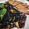 บะหมี่หมึกดำผัดซอสพริกแห้ง บะหมี่หมึกดำผัดซอสพริกแห้ง