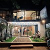 ร้านมีป้ายชื่อร้านสีดำ สูงเด่นเห็นได้ง่ายจากถนนด้านหน้า