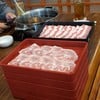 ถาดสีดำคือเนื้อ อีกสีหนึ่งคือหมู