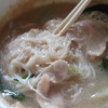 เส้นหมี่ราดหน้าหมู : เส้นพอไหว นุ่ม แต่ไม่อุ้มน้ำดีนัก พอใช้ได้จ๊ะ