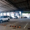 ลานจอดรถบริเวณด้านหลัง