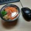 ข้าวหน้าแซลมอนและไข่แซลมอน ราคา 170 บาท เทียบขนาดถ้วย กับเมาส์ 