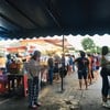 บรรยากาศคนที่มาซื้อซูชิเหมือนเรานั้นเอง