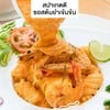 สปาเกตตีเส้นเหนียวนุ่ม ซอสต้มยำ ทรงเครื่องด้วยทะเล ปลาหมึก และกุ้งตัวเบ้ง ๆ