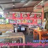 ร้านค่อนข้างใหญ่ โต๊ะนั่งมีทั้งรับลมด้านนอก และห้องแอร์