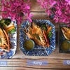 กุ้งแม่น้ำเผา 3 ขนาด ราคาจับต้องได้ น้ำจิ่มรสเด็ด เสริฟมาในจานเก่าแสนสวย