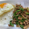 กระเพราหมูสับไข่ดาว ก็อร่อยมากๆครับ