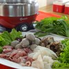 หม้อไฟ รวมมิตร มี เนื้อสด เนื้อตุ๋น ริ้ว ลูกชิ้น และผัก คุ้มค่า อิ่มหลายคน