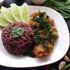 ข้าวไรซ์เบอรี่ไก่กรอบราดซอสกระเพรา