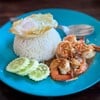 ข้าวราดกุ้งทอดกระเทียมพริกไทยไข่ดาว