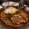 ข้าวผัดสเปน ผัดกระเพรา ท๊อปด้วยเนื้อวากิว รสชาติกลมกล่ม 