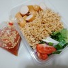 ยำบะหมี่​กึ่ง​-ไส้กรอก​หนัง​กรอบ​