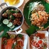 อร่อย ราคาไม่แพง สั่งไป4อย่าง ยำแซลมอน หมูตกครก ลาบทอด ผัดไทยวุ้นเส้นกุ้ง
