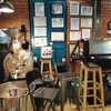 บรรยากาศในร้านมีเครื่องบดกาแฟโชว์