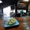 ร้านจะมีที่นั่งตั้งออกมาด้านข้างใน ซึ่งอยู่ในซอยสุจินต์