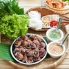 “เมี่ยงหอยแครง” (350 บาท) บาท)  หอยแครงตัวโต มาพร้อมขนมจีนและผักสดนานาชนิด