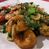 กุ้งผัดใบยี่หร่า