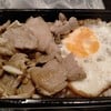 ข้าวราดหมูกระเทียมไข่ดาว
