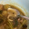 อาหารไม่สะอาดมีแมลงวันตายอยู่ในน้ำแกง เพิ่งเห็นตอนซดไปแล้ว...  ลาขาด สุขอนามัยแย