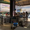 มีที่นั่งทั้งในร้านและนอกร้าน