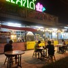 คนนั่งรอคิว นั่งกิน