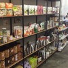 ในร้านยังมีขายของสุขภาพ ขนม สินค้า อาหารคลีนด้วยนะ
