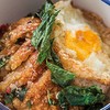 ข้าวหน้ากะเพราะขาหมูทอดเยอรมันเสิร์ฟพร้อมไข่ดาว ข้าวหน้ากะเพราะขาหมูทอดเยอรมันเสิร์ฟพร้อมไข่ดาว