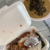 ข้าวกล่องราดหมูทอดกระเทียมกับแกงขี้เหล็กปลาย่าง