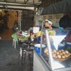 หน้าร้านที่ถ้าขับผ่านจะดูไม่ออกเลยว่าเป็นร้านอร่อย คุณยายผัดเองมาหลายปีแล้ว