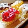 ขนมปังก้อนเนยนมปิ้งกรอบนอกนุ่มในชุ่มฉ่ำเนย เพิ่มความอร่อยด้วยซอสแยมให้เลือก4แบบ