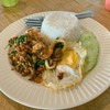 กะเพรารวม ไข่ดาว ราดข้าว