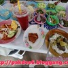 เครื่องดื่มขอชาดำเย็น เครื่องเคียงผักชนิดต่าง ๆ เกือบ 20 อย่าง