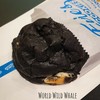 #WorldWildWhale ตัวแป้งสีดำ รสชาติคล้ายโอรีโอ ข้างในเป็นไวท์ช็อกเยิ้มๆ ตัดกันลงต