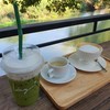 นั่งชิวๆ ดื่มกาแฟ ห้อยขา