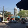 ร้านอยู่ฝั่งตรงข้ามกับศาลเจ้าในรูป