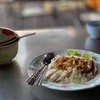 แม่ค้าใจดี ให้เยอะคุ้มราคา ข้าวมันไก่อร่อยมันกำลังดี น้ำจิ้มอร่อยดีมากแม่ค้าไม่ห