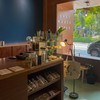 เข้ามาในร้านจะมีซุ้มขายของ เช่นกระเป๋าผ้า กับ สติกเกอร์ ที่ทางร้านออกแบบลายเอง เ