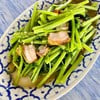 ผัดผักบุ้งหมูกรอบ 