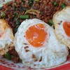 โคตรกระเพรา+ไข่ดาว 3 ฟอง : ไข่ดาวแบบสุกกำลังดีใช้ได้ ไม่อมน้ำมัน ดีใช้ได้