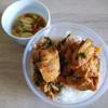 ข้าวสวยหอมมะลิ ราดหน้าด้วยไก่ซีอิ๊ว กระเทียมพริกไทย พร้อมกับน้ำปลาพริกหอมใส่กระเ