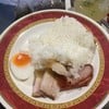 คือมีหมูกรอบที่มีแต่มัน อยู่ 4 ชิ้น หมูแดง 3 ชิ้น ราคา 65 บาท นี่คืออาหารเหรอ