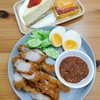 65 บาท ชิ้นไม่เล็ก อร่อยและไม่หวาน ชอบมาก ขนมเปี๊ยะลาวาไข่เค็ม 35 บาท ไส้แห้งไปห