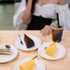 เค้กส้มและช็อก เป็นทีเด็ดเลยค่ะ ต้องลอง อร่อยในราคา 35 บาทเองง