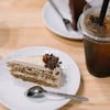 ที่ร้านยังมีเค้กกาแฟ ชาเขียว บราวน์นี่ บลูเบอร์รี่ชีสพายอีกด้วยนะคะ