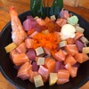 ข้าวหน้าปลาดิบรวมหั่นเต๋า ใช้ช้อนตักคำโตๆ
