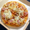พิซซ่า 7” ทาด้วยซอสมะเขือเทศโฮมเมท ท็อปปิ้งด้วย แฮม(Ham), สับปะรด(Pineapple) และ