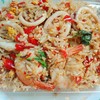 หมึก กุ้งผัดกะเพรา คลุกเคล้ากับไข่และข้าวทำให้รสชาติเข้มข้นถึงใจทุกคำ 