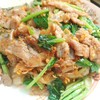 แม่ค้าไม่หวงเครื่องค่ะ ทั้งหมู ผัก เส้น แม่ค้าจัดเต็มให้ทุกกล่อง รับรองได้อิ่มอร